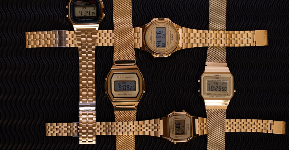 pohled na pět zlatých hodinky Casio Vintage